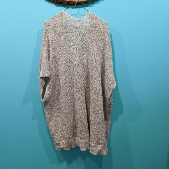 Aritzia Community Iconic cape XS/S in VGUC - Picture 3 of 3